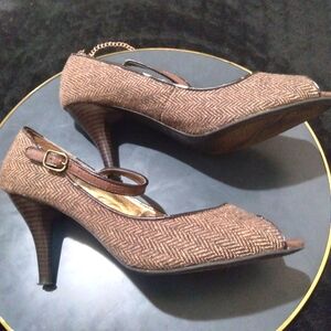 ⭐️ Predictions tan and brown tweed peep-toe heels size 8